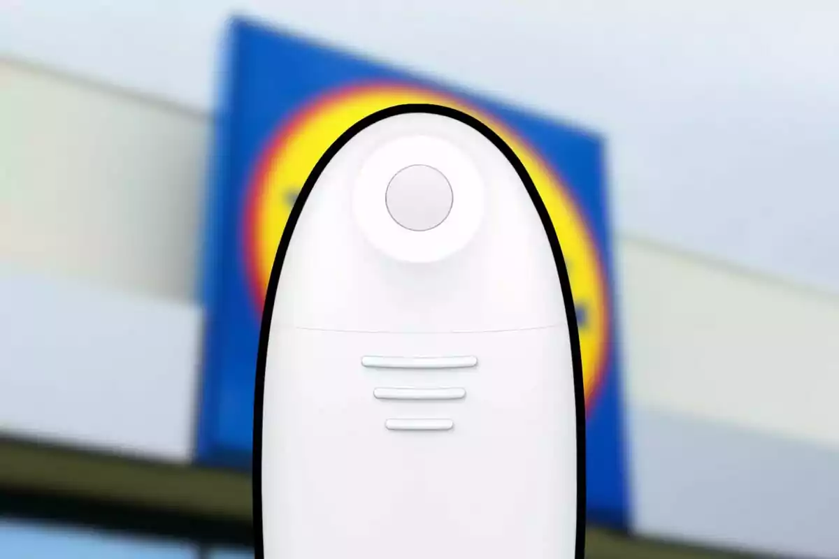 Dispositivo blanco de plástico en primer plano con un fondo borroso de un letrero de tienda. Dispositivo blanco de plástico en primer plano con un fondo borroso de un letrero de tienda.