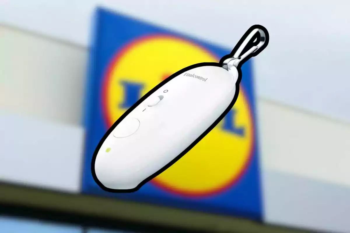 Dispositivo blanco de cuidado personal con el logotipo de una tienda Lidl desenfocado al fondo Dispositivo blanco de cuidado personal con el logotipo de una tienda Lidl desenfocado al fondo
