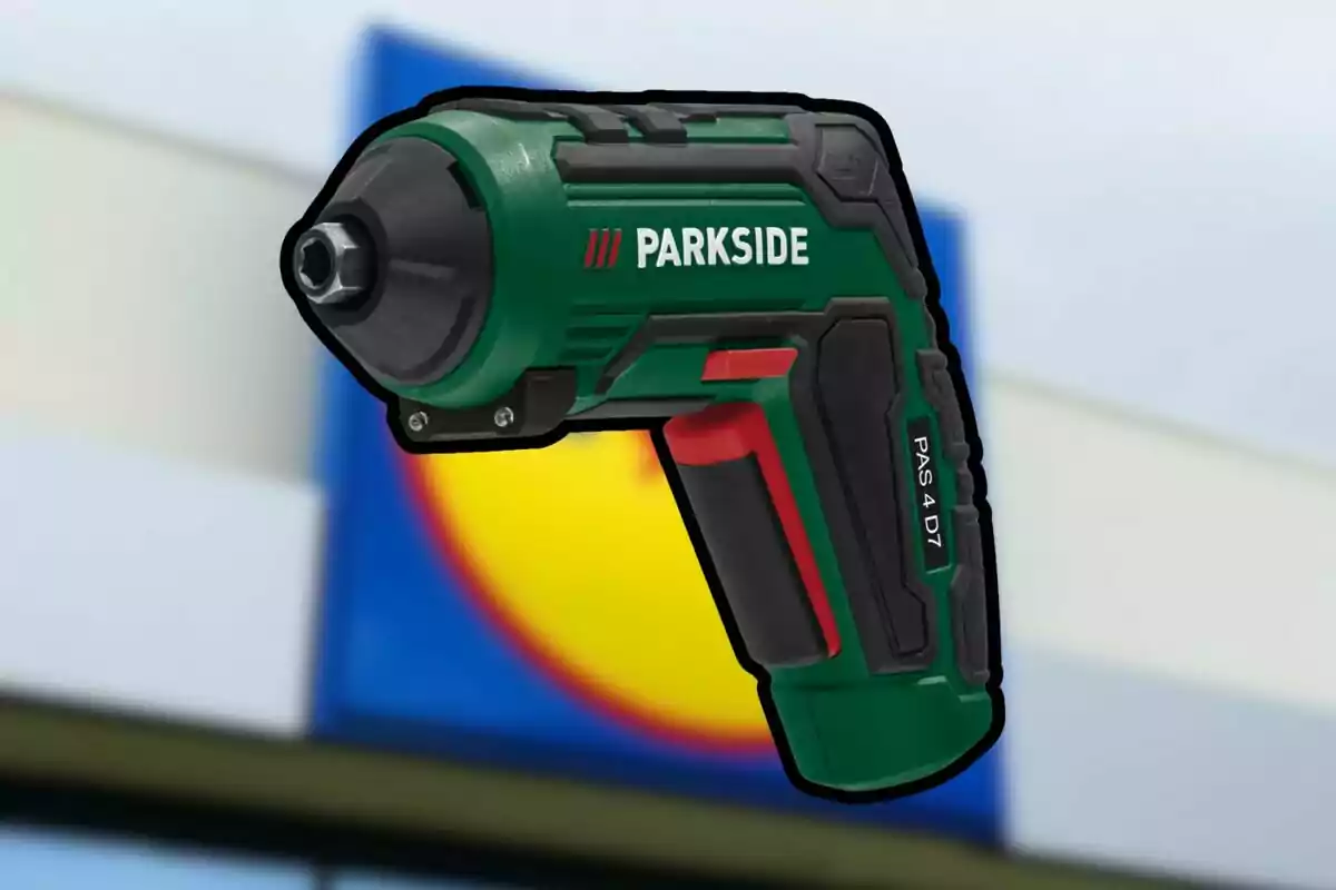 Taladro atornillador Parkside de color verde y negro con detalles rojos sobre un fondo desenfocado de una tienda Taladro atornillador Parkside de color verde y negro con detalles rojos sobre un fondo desenfocado de una tienda