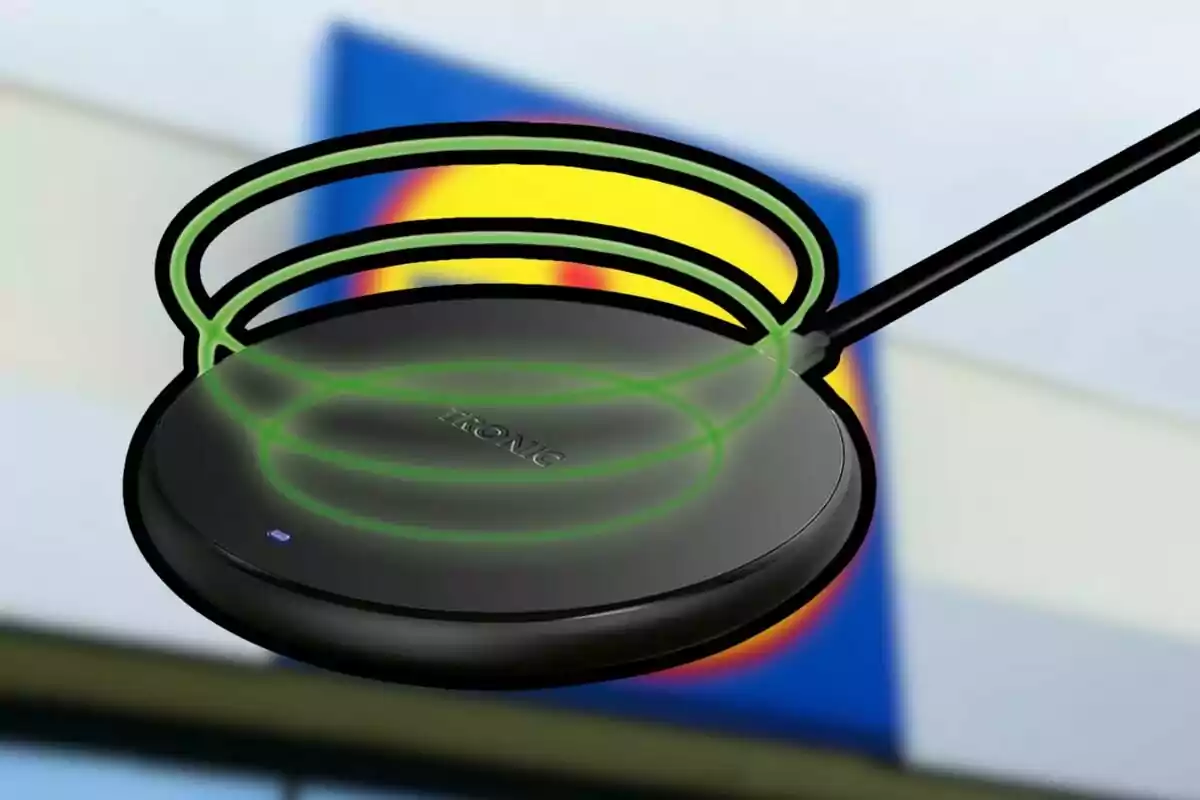 Cargador inalámbrico negro con efectos de energía verde y un fondo desenfocado de un letrero de tienda. Cargador inalámbrico negro con efectos de energía verde y un fondo desenfocado de un letrero de tienda.