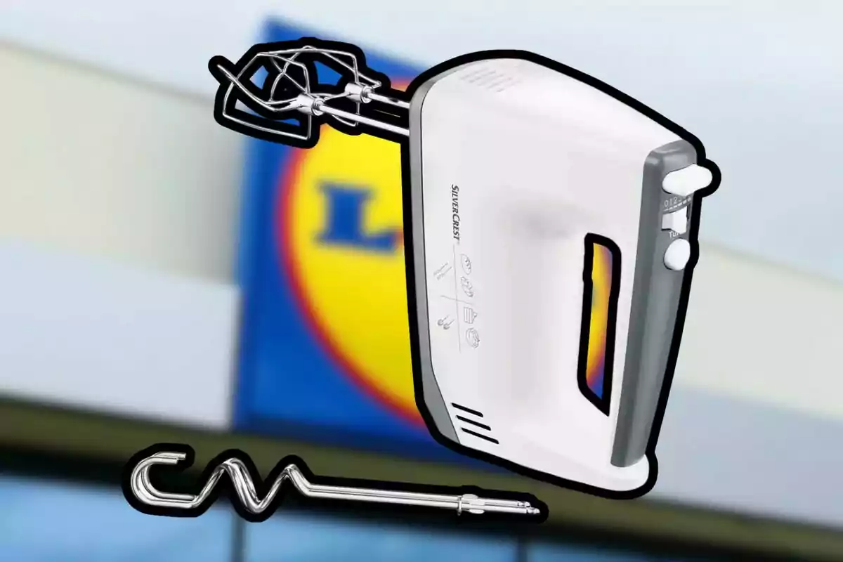 Batidora de mano blanca con accesorios metálicos y el logo de Lidl desenfocado al fondo Batidora de mano blanca con accesorios metálicos y el logo de Lidl desenfocado al fondo