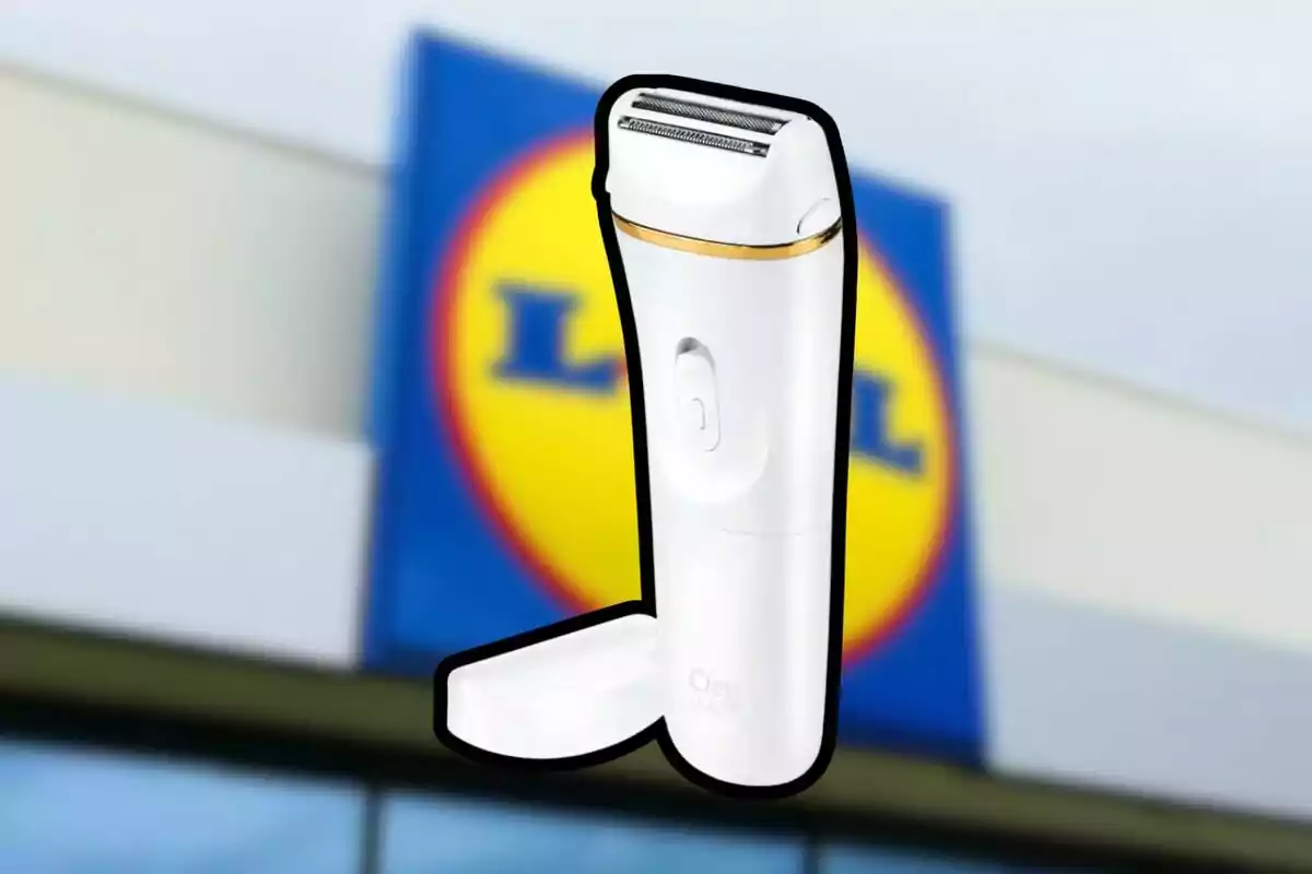 Depiladora elèctrica blanca de la marca Cien Beauty davant d’un cartell borros de la botiga Lidl Depiladora elèctrica blanca de la marca Cien Beauty davant d’un cartell borros de la botiga Lidl