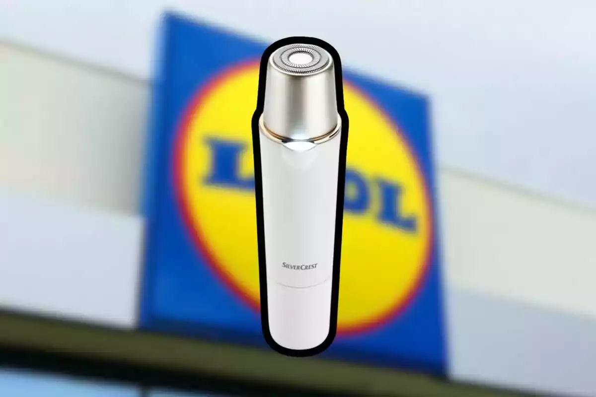 White SilverCrest electric epilator on a blurred background with the Lidl logo. White SilverCrest electric epilator on a blurred background with the Lidl logo.