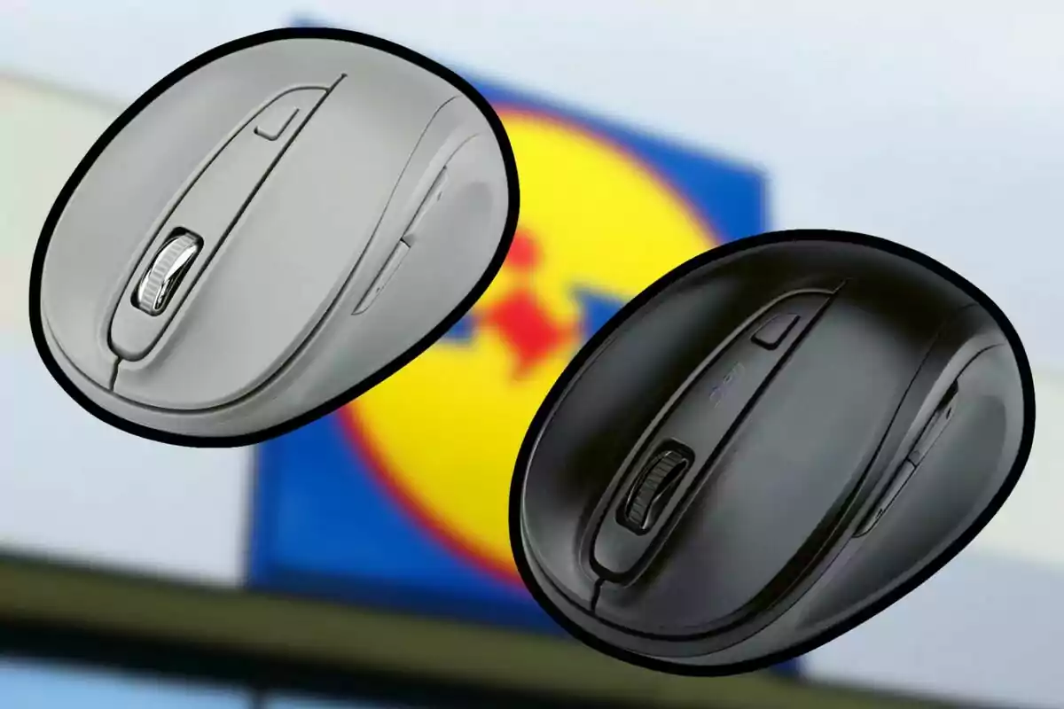 Dos ratones inalámbricos, uno gris y otro negro, aparecen en primer plano con un fondo desenfocado de un letrero de supermercado. Dos ratones inalámbricos, uno gris y otro negro, aparecen en primer plano con un fondo desenfocado de un letrero de supermercado.