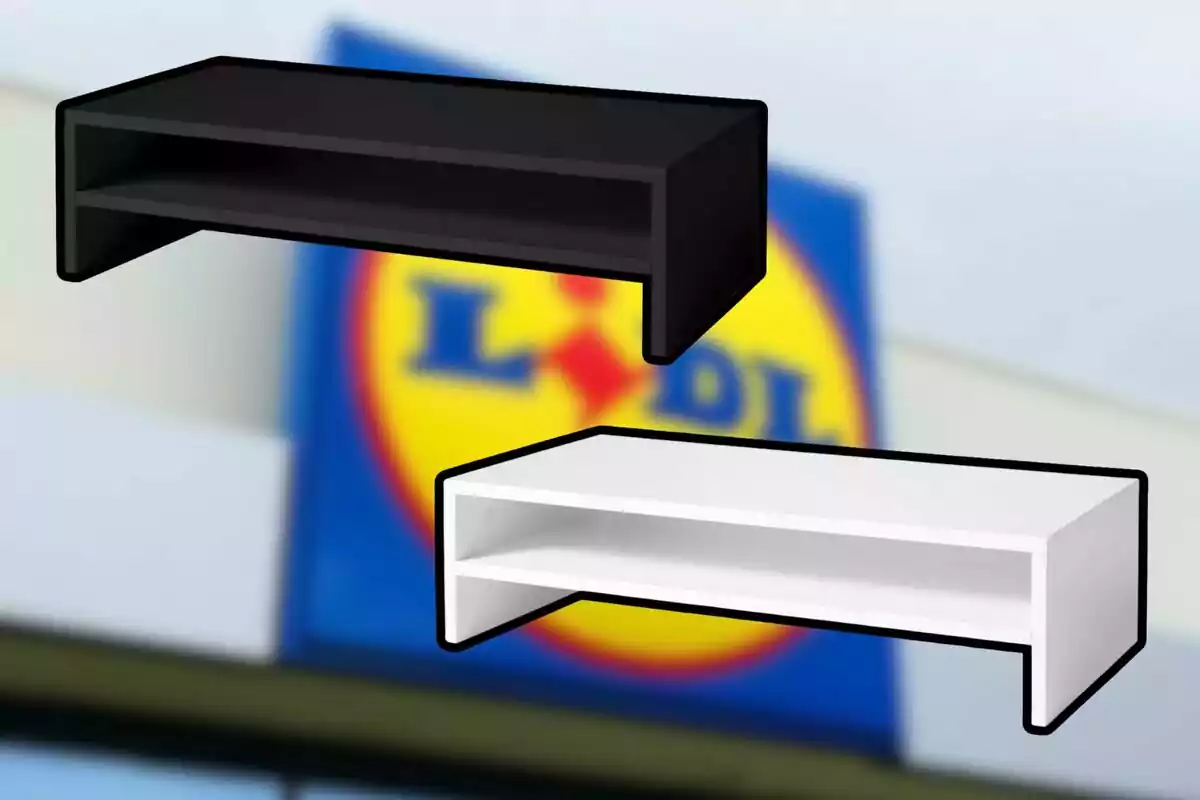 Dos prestatges flotants de color negre i blanc amb el logotip de Lidl desenfocat al fons Dos prestatges flotants de color negre i blanc amb el logotip de Lidl desenfocat al fons