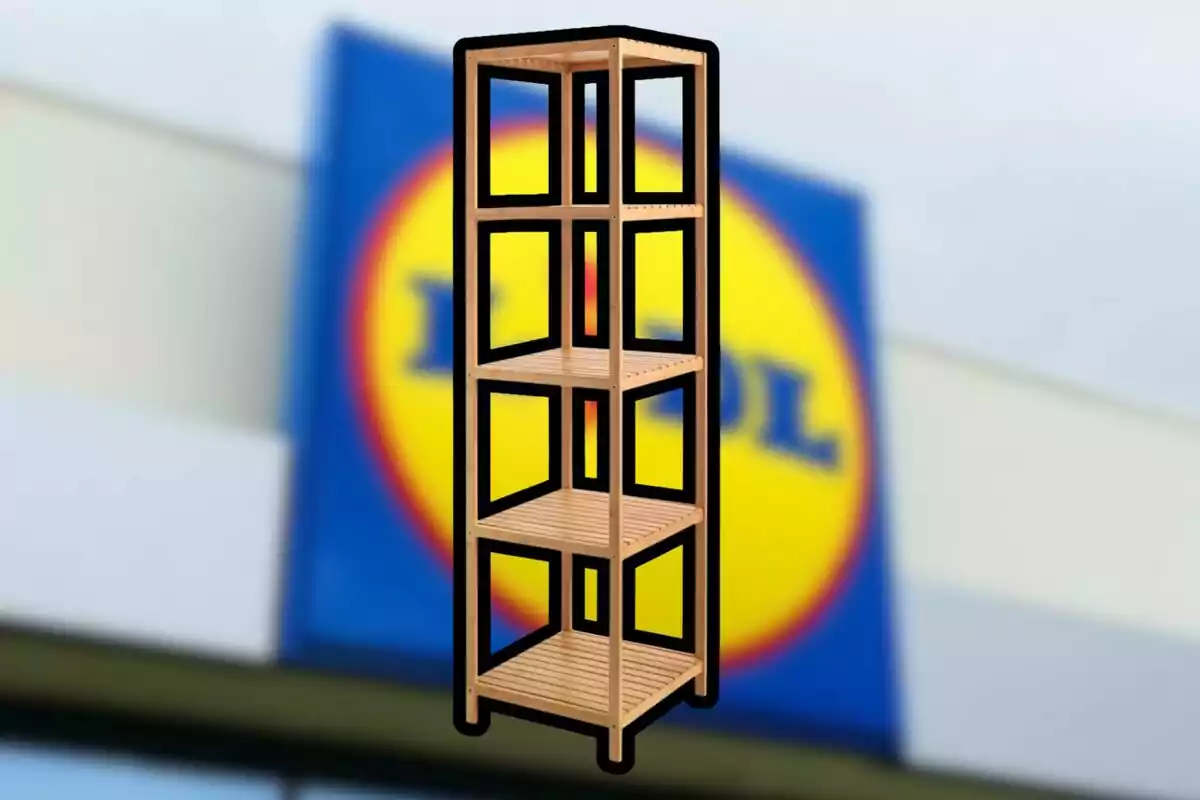 Estante de madera de cuatro niveles con estructura cuadrada sobre un fondo desenfocado de una tienda. Estante de madera de cuatro niveles con estructura cuadrada sobre un fondo desenfocado de una tienda.
