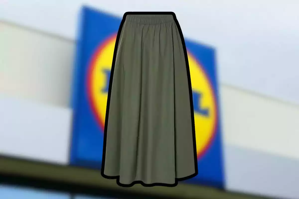 Falda larga de color verde oliva sobre un fondo desenfocado de una tienda con logotipo azul y amarillo Falda larga de color verde oliva sobre un fondo desenfocado de una tienda con logotipo azul y amarillo