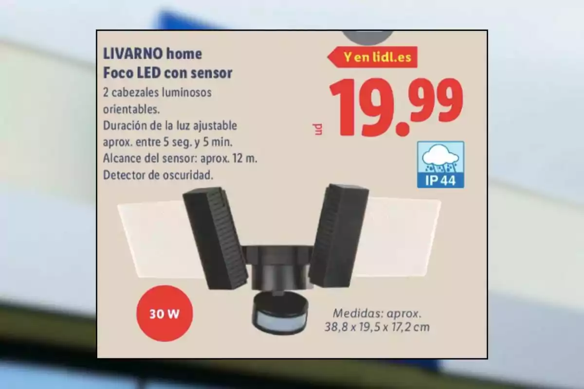 Oferta de un foco LED con sensor de la marca LIVARNO home, con dos cabezales orientables, detector de oscuridad, potencia de 30 W, alcance de sensor de 12 metros, protección IP44 y precio de 19.99 euros Oferta de un foco LED con sensor de la marca LIVARNO home, con dos cabezales orientables, detector de oscuridad, potencia de 30 W, alcance de sensor de 12 metros, protección IP44 y precio de 19.99 euros