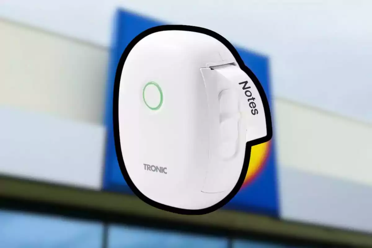 Impressora d’etiquetes blanca de la marca Tronic amb una etiqueta que diu Notes, sobre un fons desenfocat d’un edifici. Impressora d’etiquetes blanca de la marca Tronic amb una etiqueta que diu Notes, sobre un fons desenfocat d’un edifici.
