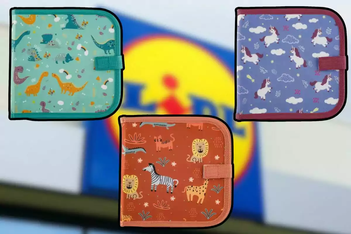 Tres estoigs infantils amb dibuixos de dinosaures, unicorns i animals de la selva sobre un fons desenfocat amb el logotip de Lidl Tres estoigs infantils amb dibuixos de dinosaures, unicorns i animals de la selva sobre un fons desenfocat amb el logotip de Lidl