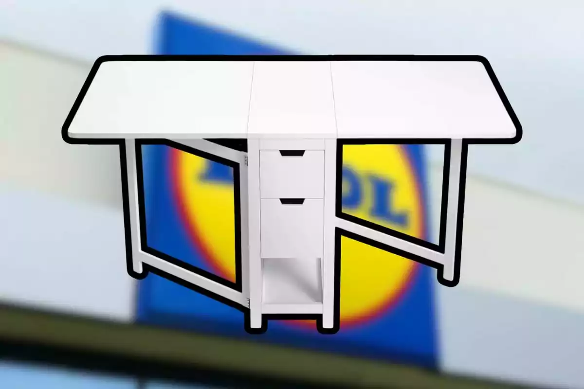Taula blanca plegable amb dos calaixos i un prestatge al centre sobre un fons desenfocat d’un rètol de supermercat Taula blanca plegable amb dos calaixos i un prestatge al centre sobre un fons desenfocat d’un rètol de supermercat