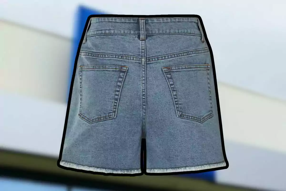 Shorts de mezclilla vistos desde la parte trasera con dos bolsillos y dobladillo deshilachado Shorts de mezclilla vistos desde la parte trasera con dos bolsillos y dobladillo deshilachado