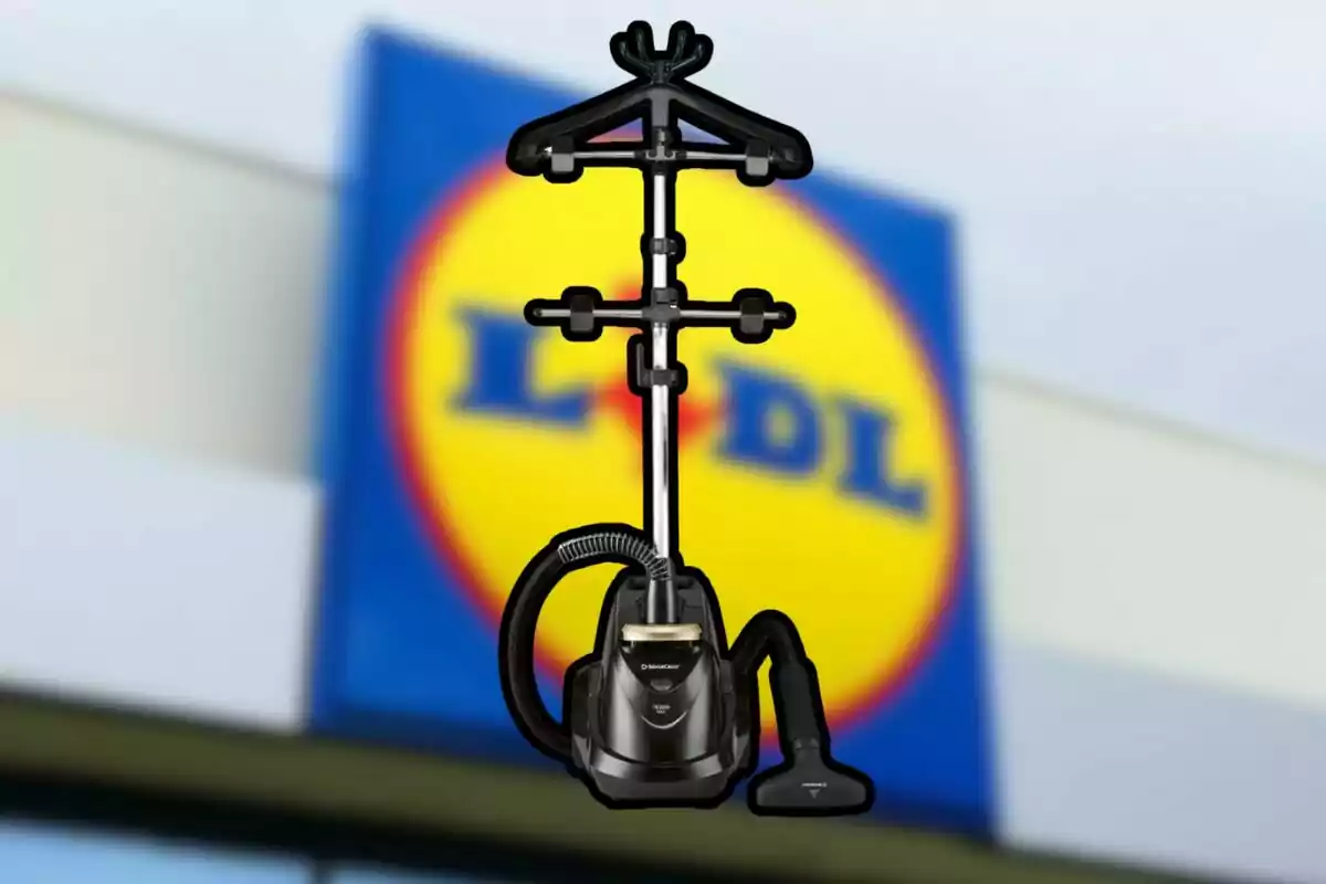 Un vaporizador de ropa negro frente a un cartel borroso de la tienda Lidl Un vaporizador de ropa negro frente a un cartel borroso de la tienda Lidl
