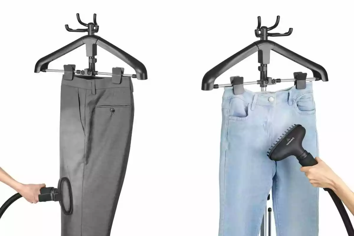 Dos manos usando vaporizadores de ropa para planchar un pantalón gris y un pantalón de mezclilla azul claro que están colgados en perchas negras Dos manos usando vaporizadores de ropa para planchar un pantalón gris y un pantalón de mezclilla azul claro que están colgados en perchas negras