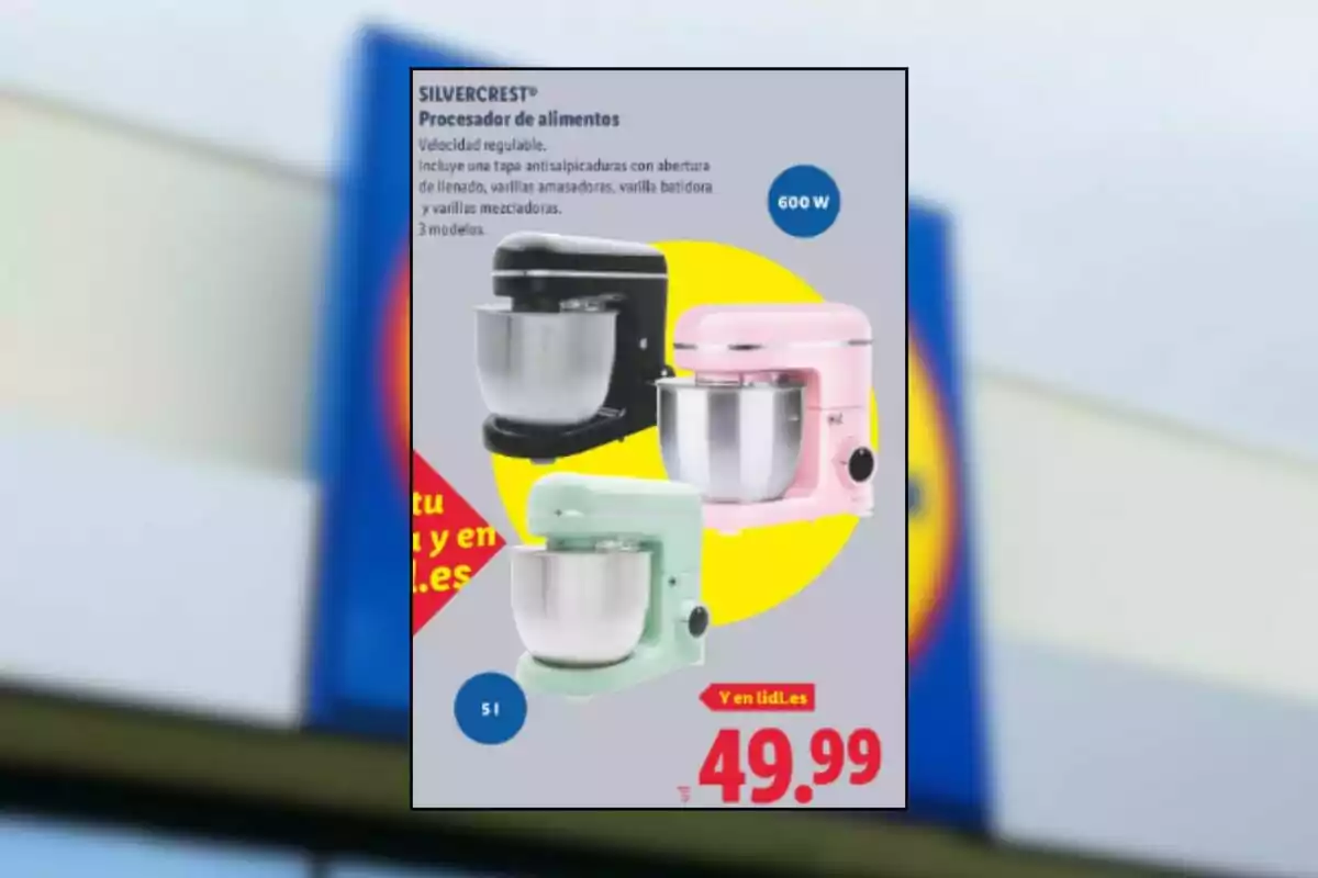 Publicidad de procesadores de alimentos Silvercrest en colores negro, rosa y verde con un precio de 49.99 euros y fondo de un cartel de Lidl desenfocado Publicidad de procesadores de alimentos Silvercrest en colores negro, rosa y verde con un precio de 49.99 euros y fondo de un cartel de Lidl desenfocado