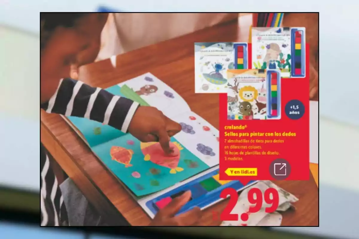 Niño usando sellos de tinta de colores para pintar con los dedos en un libro de actividades sobre una mesa de madera con un anuncio de oferta de set de sellos para pintar por 2.99 euros Niño usando sellos de tinta de colores para pintar con los dedos en un libro de actividades sobre una mesa de madera con un anuncio de oferta de set de sellos para pintar por 2.99 euros