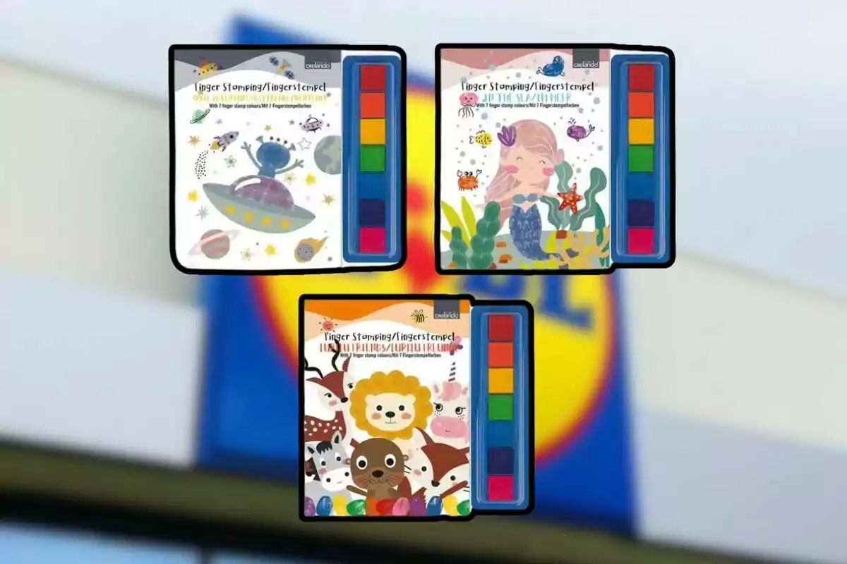 Tres sets de acuarelas infantiles con diferentes diseños de portada, uno con temática espacial, otro de sirena y uno de animales, sobre un fondo desenfocado con el logo de Lidl. Tres sets de acuarelas infantiles con diferentes diseños de portada, uno con temática espacial, otro de sirena y uno de animales, sobre un fondo desenfocado con el logo de Lidl.