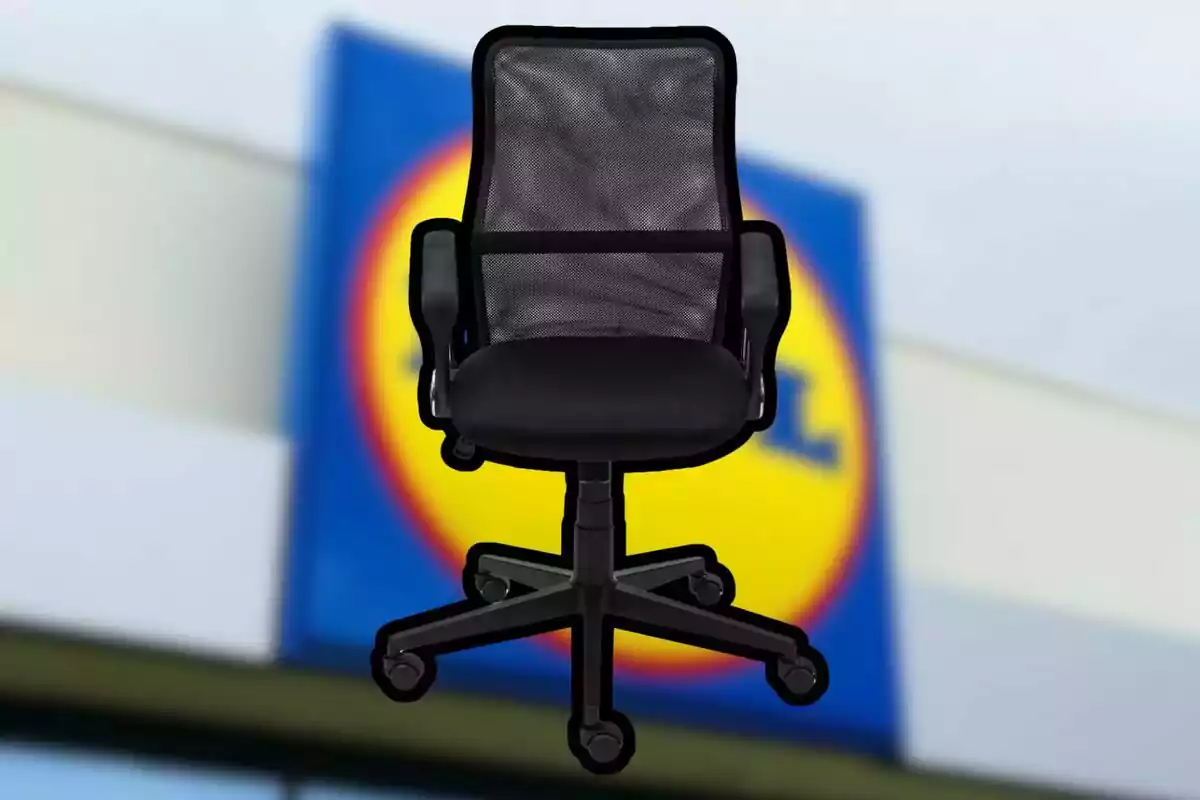 Silla de oficina negra con respaldo de malla frente a un cartel borroso de una tienda Silla de oficina negra con respaldo de malla frente a un cartel borroso de una tienda