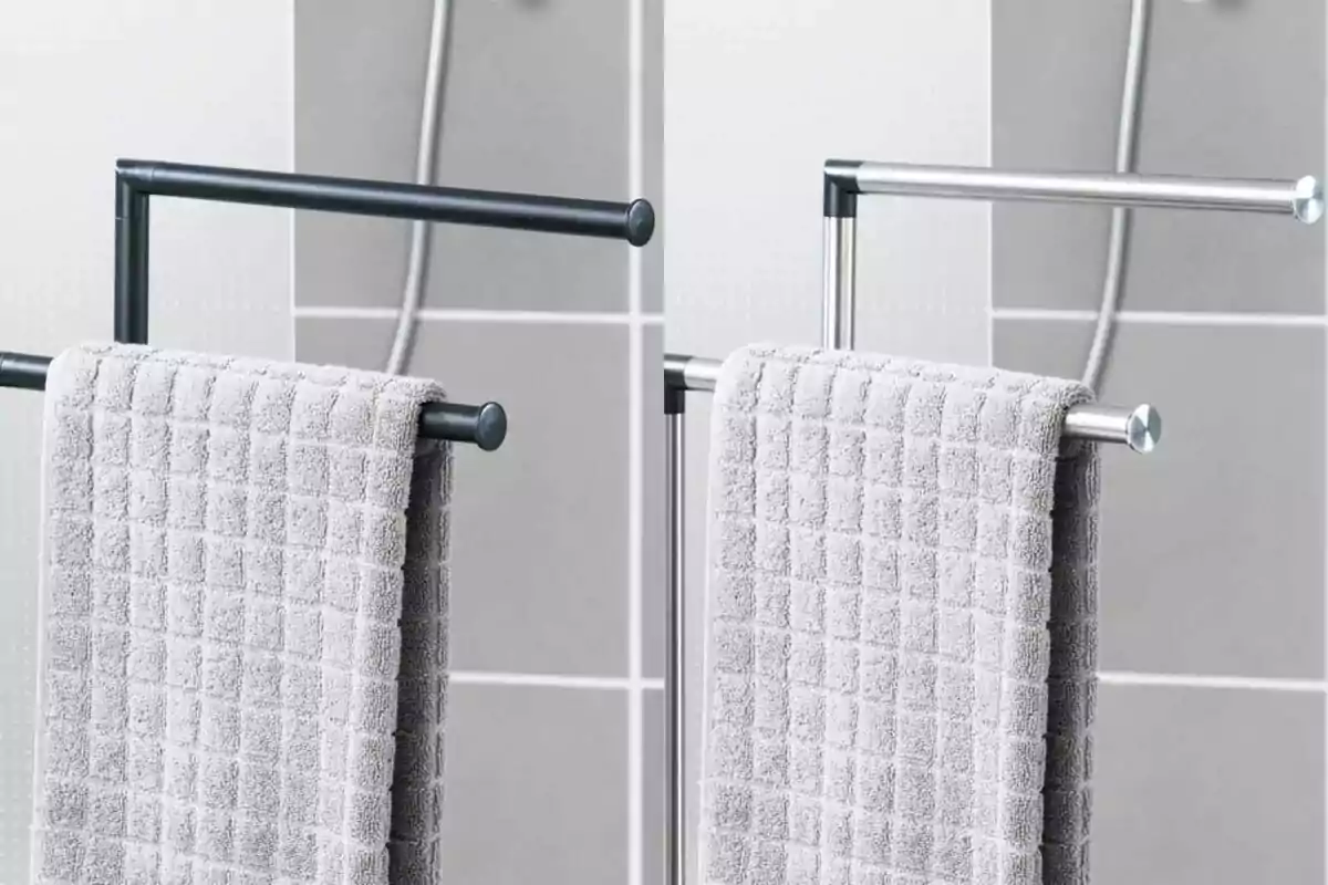 Dos tovallolers de barra amb tovalloles grises, un de color negre i un altre platejat, instal·lats en un bany modern. Dos tovallolers de barra amb tovalloles grises, un de color negre i un altre platejat, instal·lats en un bany modern.