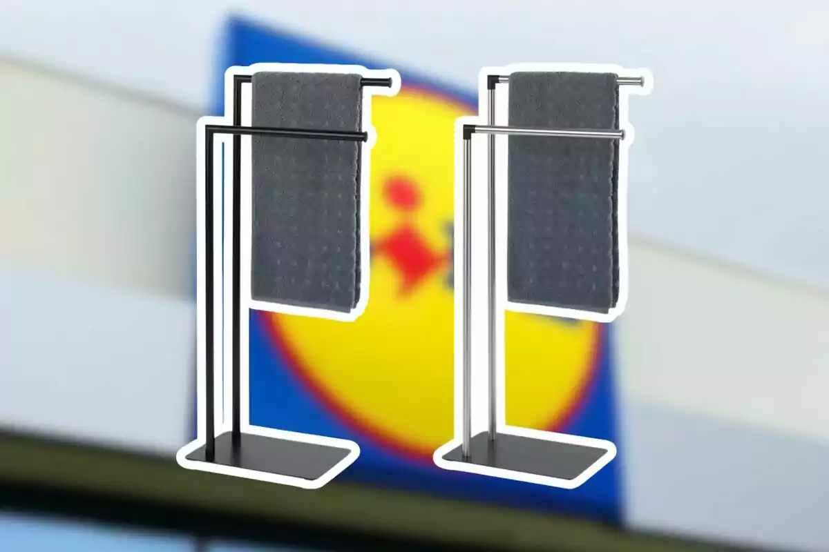 Dos tovallolers de peu amb tovalloles grises davant d’un fons desenfocat amb el logotip d’una botiga. Dos tovallolers de peu amb tovalloles grises davant d’un fons desenfocat amb el logotip d’una botiga.