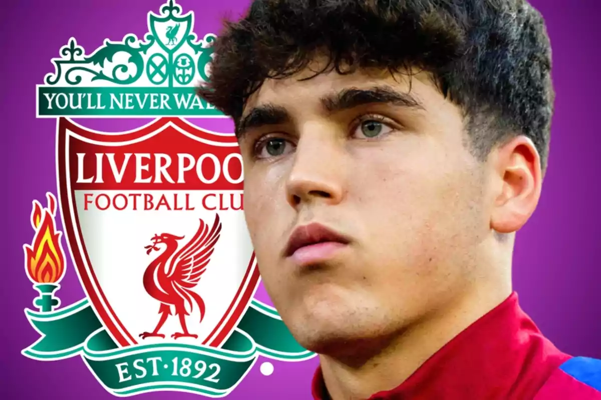 Joven futbolista con expresión seria frente al escudo del Liverpool sobre un fondo morado