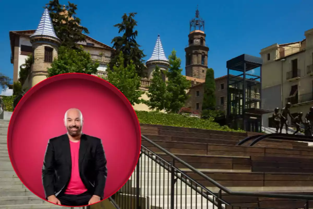Un hombre calvo con barba y chaqueta negra sobre camiseta rosa aparece en un círculo frente a una plaza con escaleras, esculturas y edificios históricos con torres y vegetación. Un hombre calvo con barba y chaqueta negra sobre camiseta rosa aparece en un círculo frente a una plaza con escaleras, esculturas y edificios históricos con torres y vegetación.