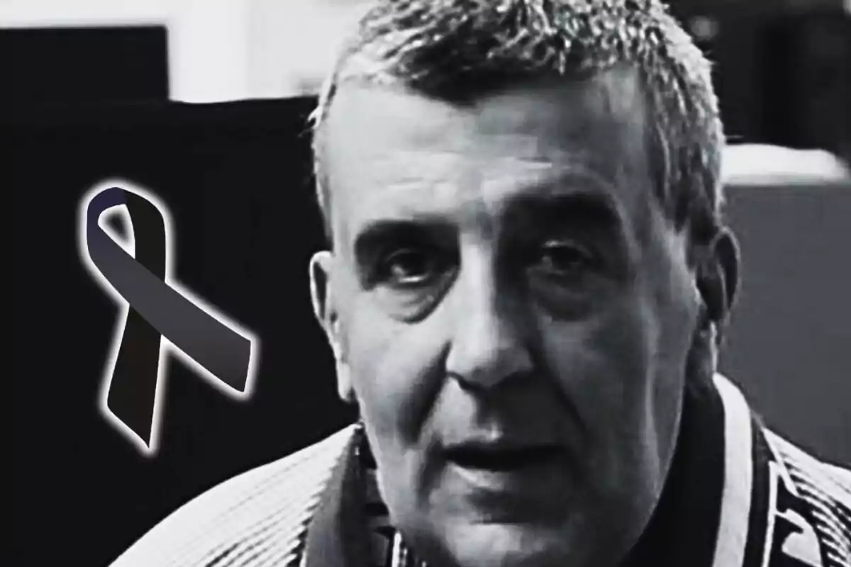 Manuel Esteban Fernández en una imagen en blanco y negro con un moño negro de luto a la izquierda.