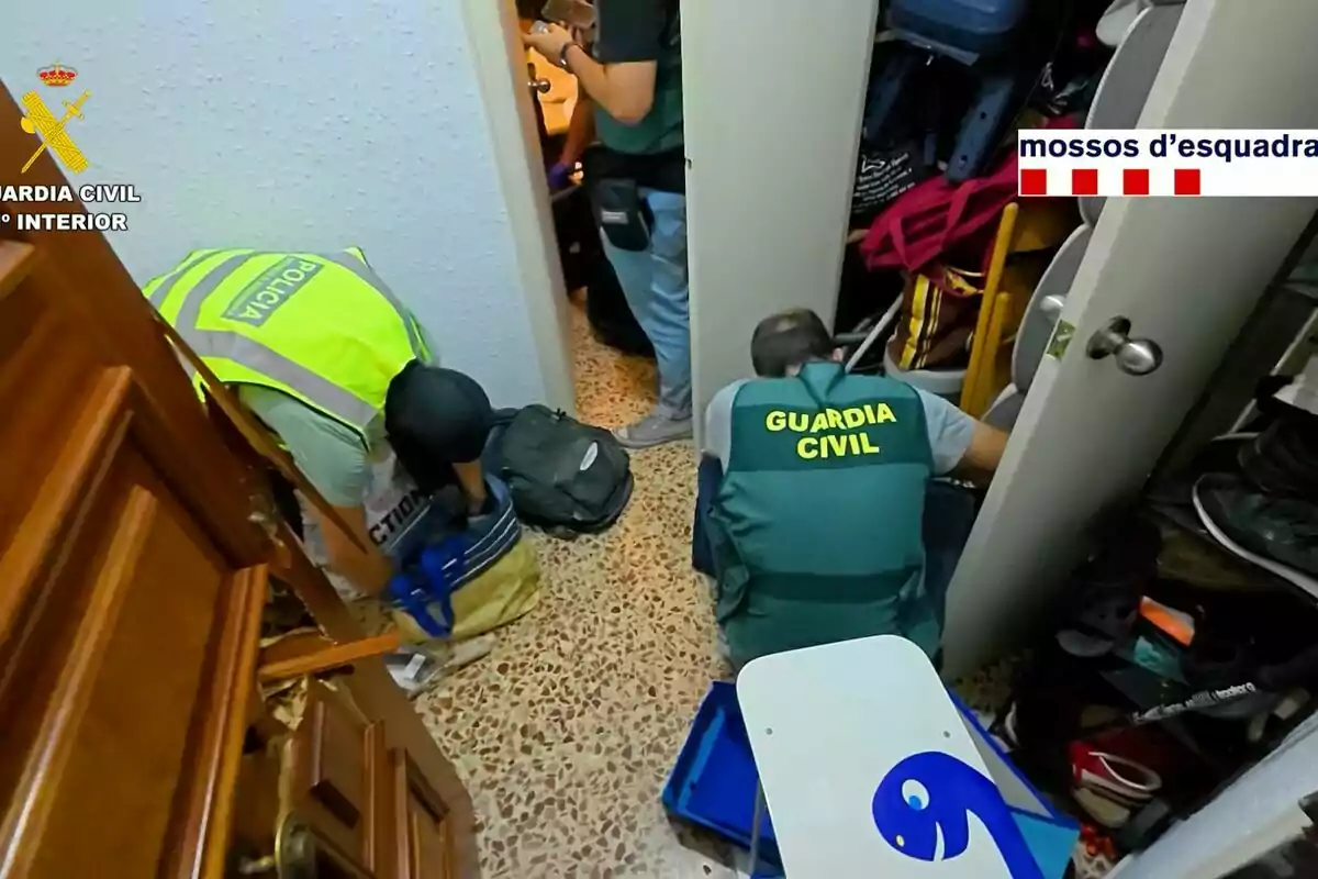 Agents de la Guàrdia Civil i la policia registren un domicili i revisen bosses i armaris en una operació conjunta. Agents de la Guàrdia Civil i la policia registren un domicili i revisen bosses i armaris en una operació conjunta.