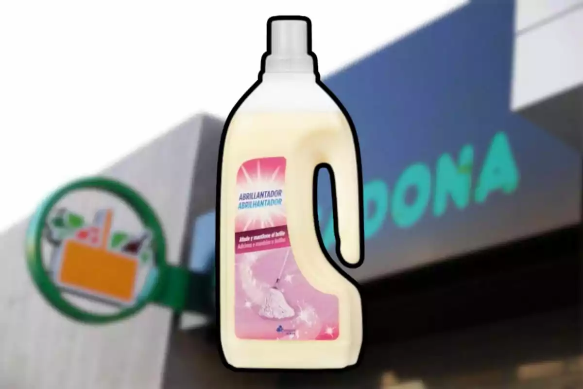 Botella de abrillantador de suelos frente a una tienda de Mercadona desenfocada Botella de abrillantador de suelos frente a una tienda de Mercadona desenfocada