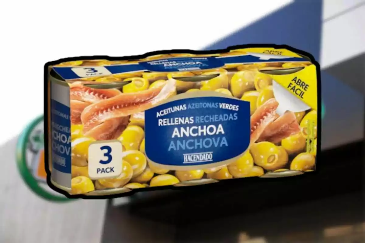 Paquete de tres latas de aceitunas verdes rellenas de anchoa de la marca Hacendado con diseño de abre fácil Paquete de tres latas de aceitunas verdes rellenas de anchoa de la marca Hacendado con diseño de abre fácil