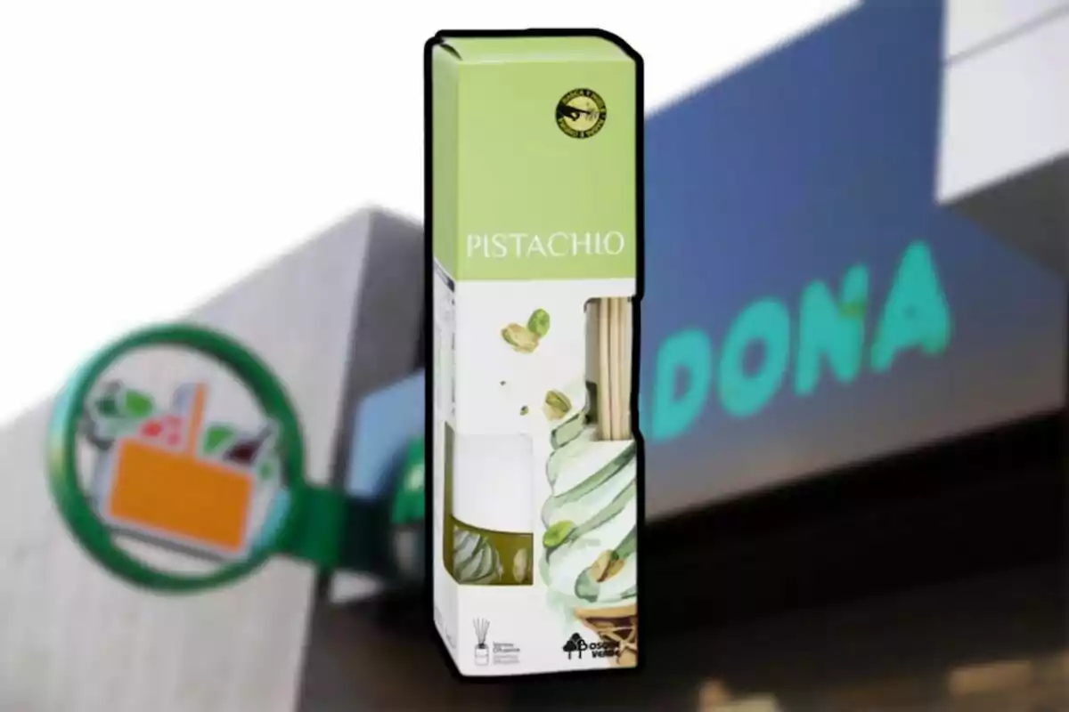 Ambientador de pistacho en caja verde frente a una tienda Mercadona desenfocada Ambientador de pistacho en caja verde frente a una tienda Mercadona desenfocada