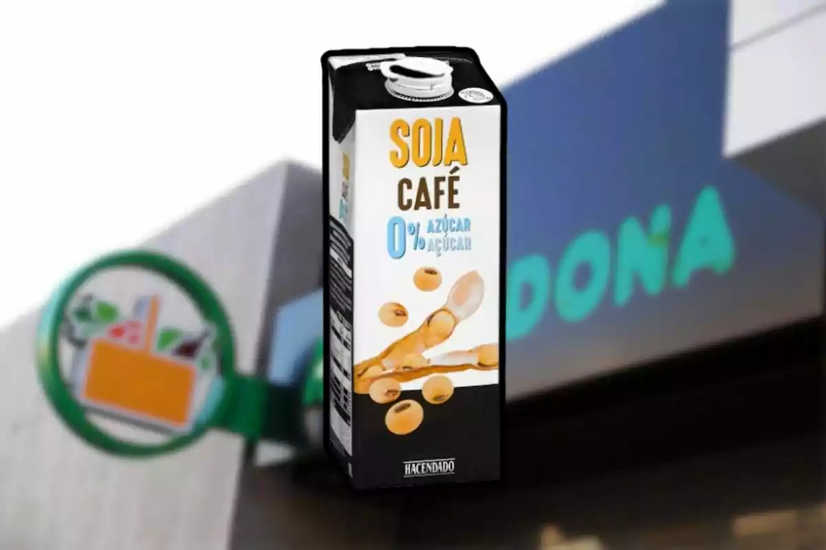 Envase de bebida de soja con café sin azúcar de la marca Hacendado frente a una tienda Mercadona desenfocada Envase de bebida de soja con café sin azúcar de la marca Hacendado frente a una tienda Mercadona desenfocada