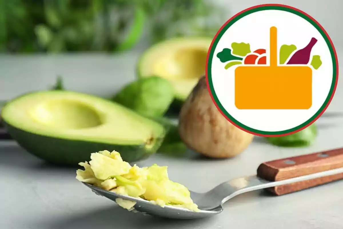 Meitat d’alvocat amb una cullera i un logotip de cistella d’aliments a la cantonada superior dreta Meitat d’alvocat amb una cullera i un logotip de cistella d’aliments a la cantonada superior dreta