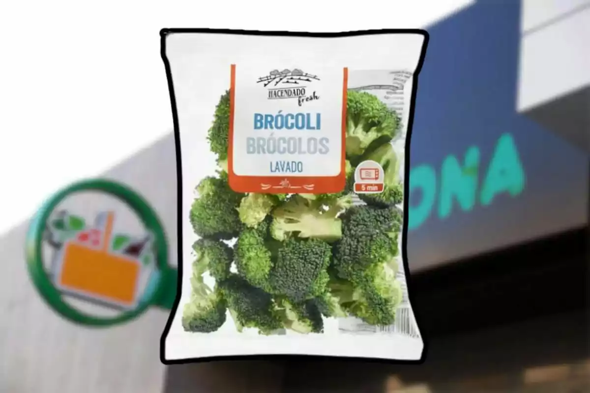 Bossa de bròquil rentat de la marca Hacendado davant d’una botiga Mercadona desenfocada Bossa de bròquil rentat de la marca Hacendado davant d’una botiga Mercadona desenfocada