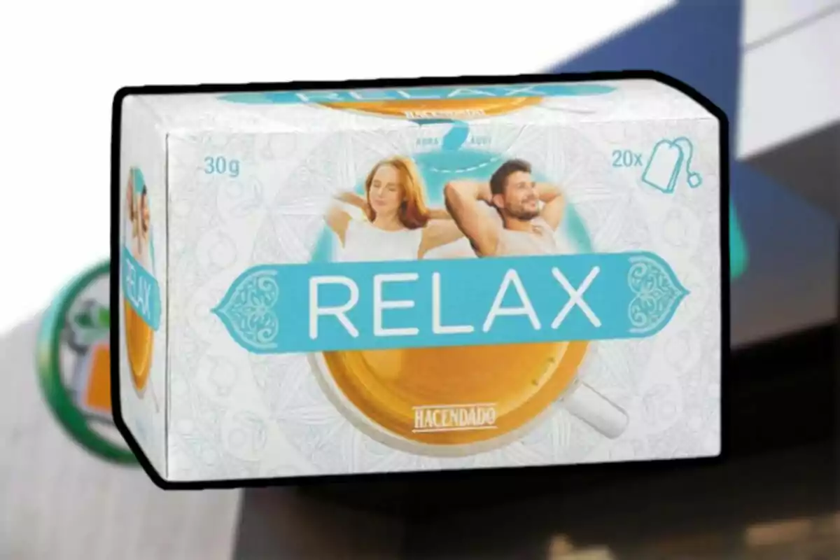 Caixa d’infusions Relax de la marca Hacendado amb la imatge d’una dona i un home relaxats sobre una tassa de te Caixa d’infusions Relax de la marca Hacendado amb la imatge d’una dona i un home relaxats sobre una tassa de te
