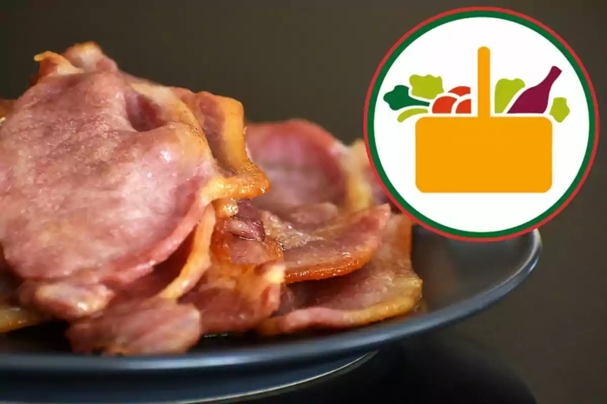 Plato con tiras de tocino y un gráfico de canasta de supermercado con verduras y una botella Plato con tiras de tocino y un gráfico de canasta de supermercado con verduras y una botella