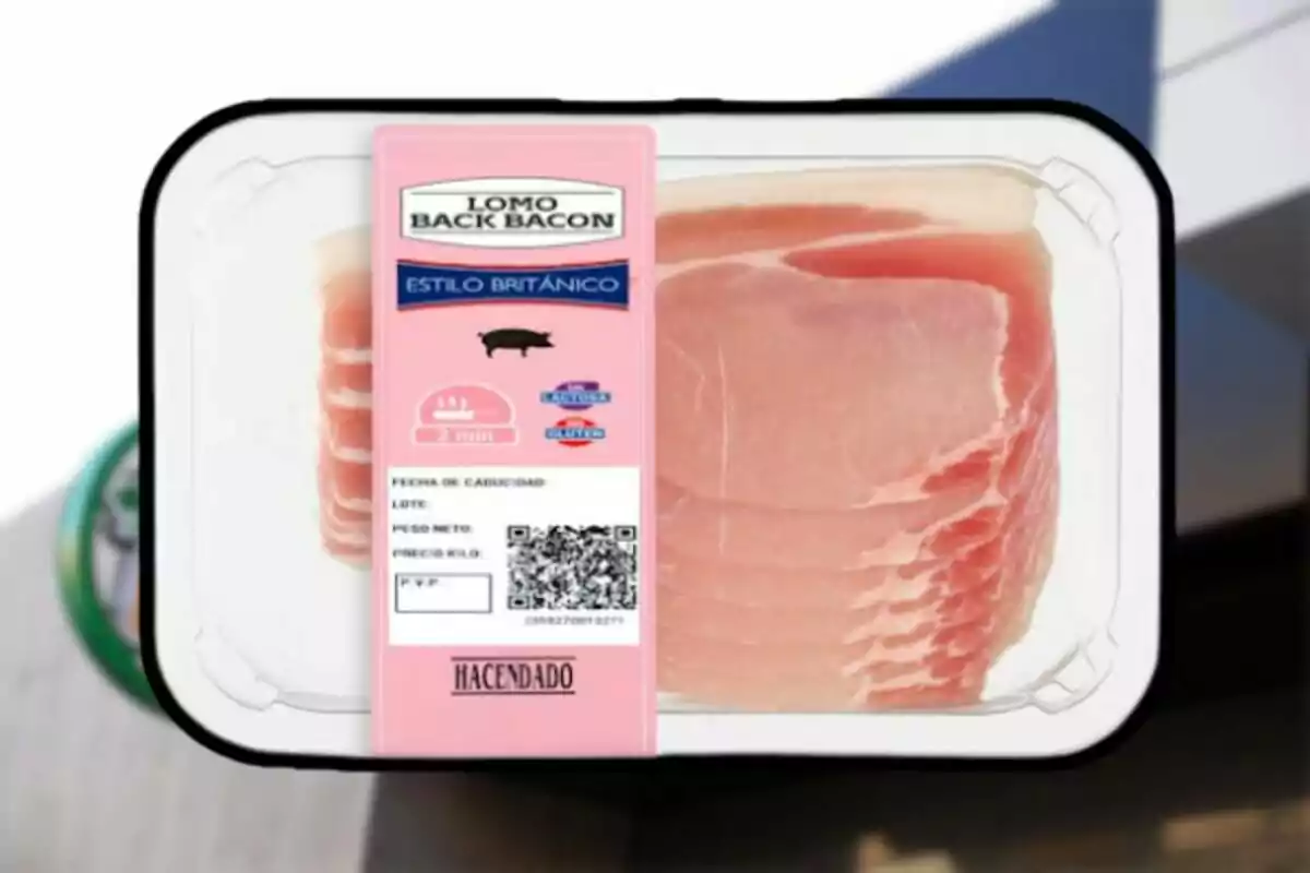 Envase de lomo back bacon estilo británico de la marca Hacendado con varias lonchas de carne en su interior y etiqueta rosa en el centro Envase de lomo back bacon estilo británico de la marca Hacendado con varias lonchas de carne en su interior y etiqueta rosa en el centro