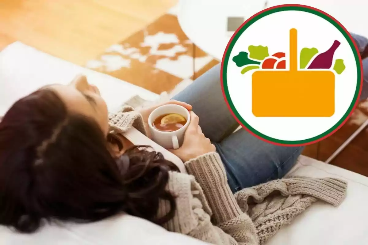 Mujer recostada en un sofá sosteniendo una taza de té con una rodaja de limón y un gráfico de canasta de compras con alimentos en la esquina superior derecha Mujer recostada en un sofá sosteniendo una taza de té con una rodaja de limón y un gráfico de canasta de compras con alimentos en la esquina superior derecha