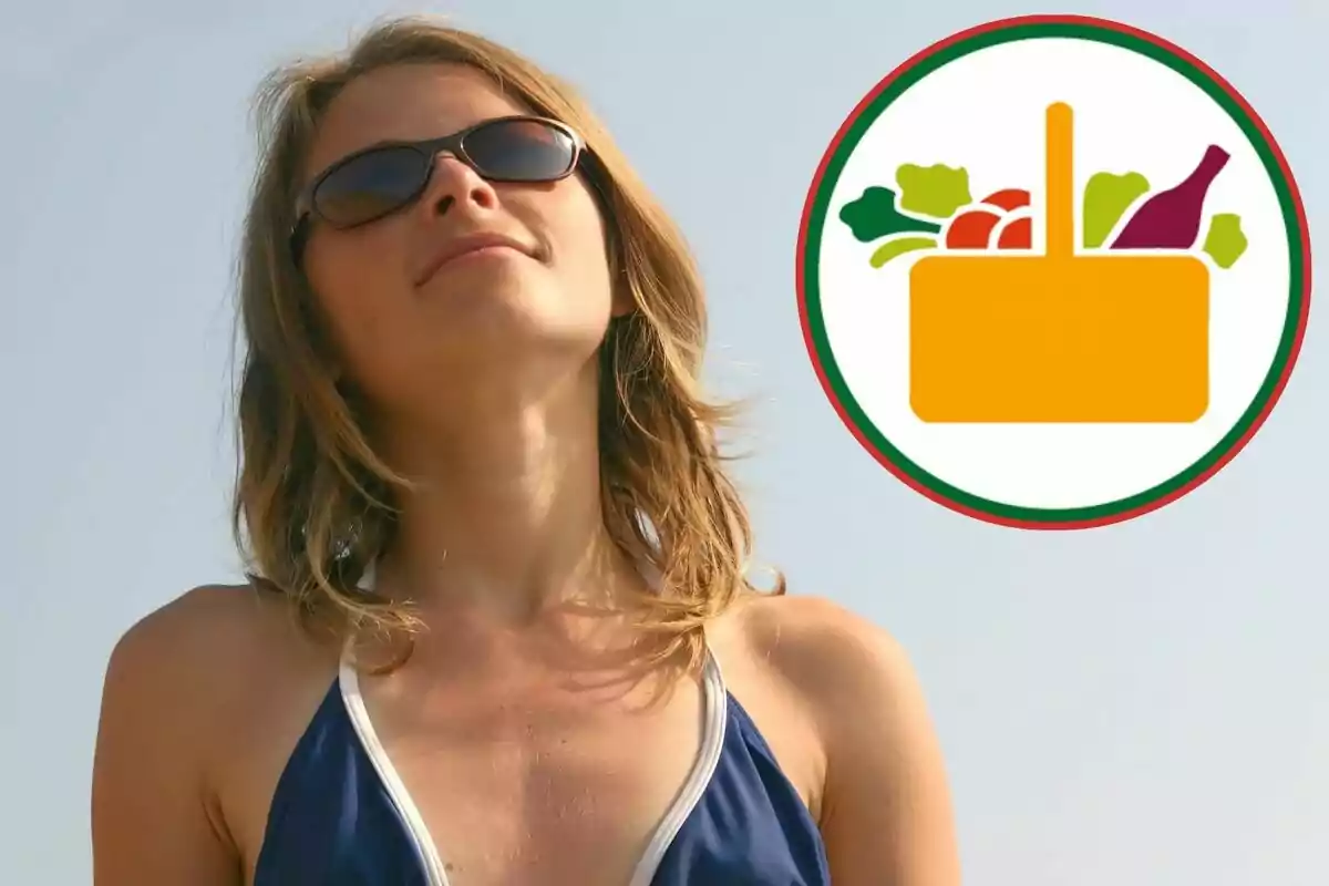 Dona amb ulleres de sol i banyador blau mirant cap amunt al costat d’un gràfic d’una cistella de la compra amb aliments Dona amb ulleres de sol i banyador blau mirant cap amunt al costat d’un gràfic d’una cistella de la compra amb aliments