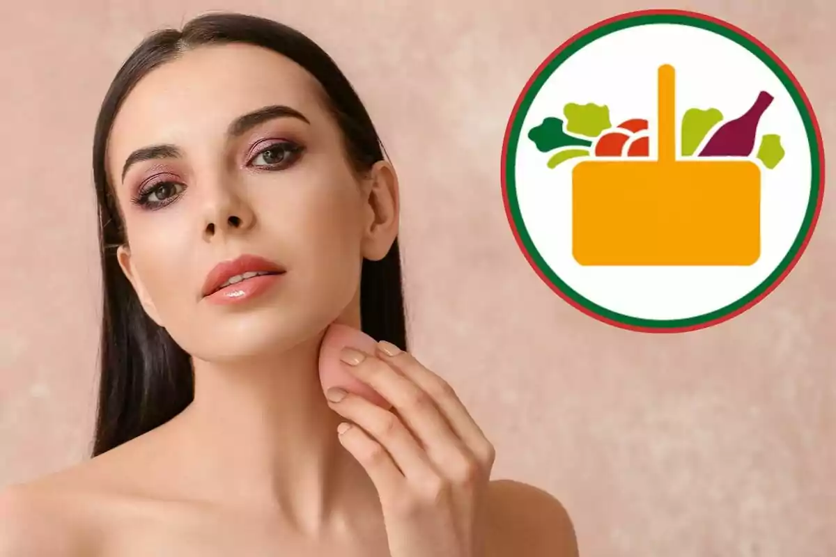 Dona aplicant maquillatge amb una esponja i una icona de cistell de supermercat amb aliments a la cantonada superior dreta