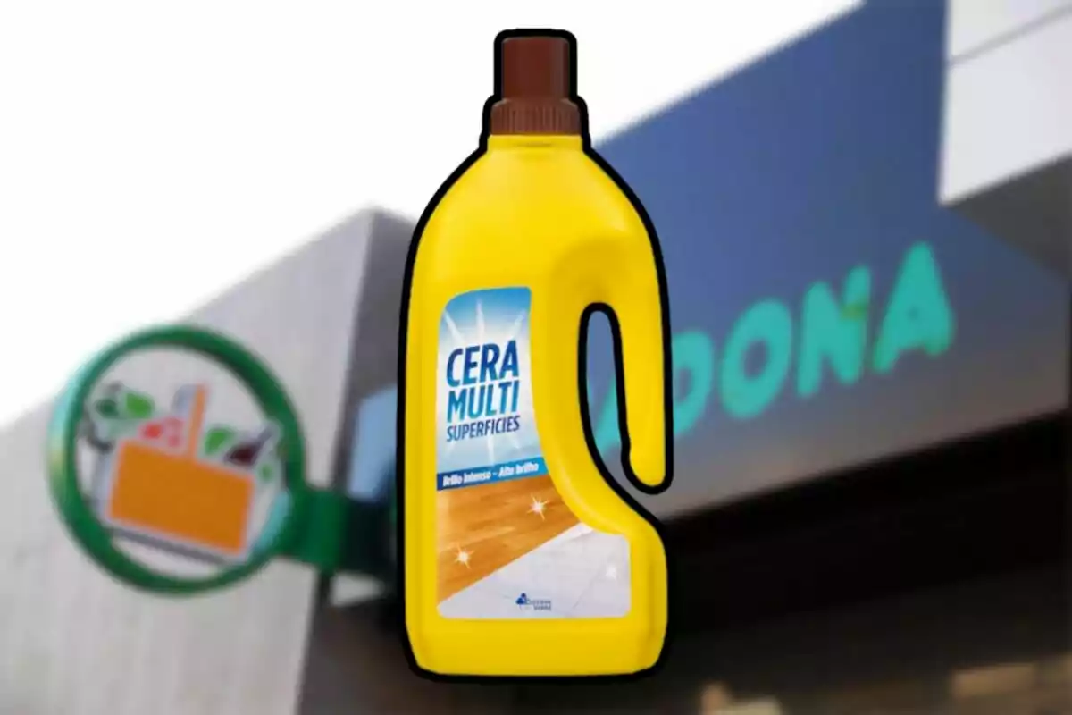 Envase amarillo de cera multiusos para superficies frente a una tienda Envase amarillo de cera multiusos para superficies frente a una tienda