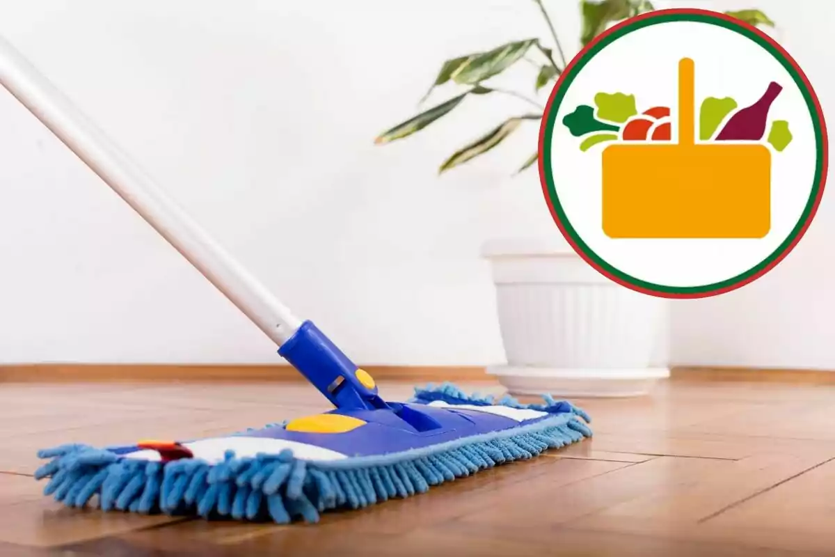 Trapeador azul limpiando un piso de madera con una planta en maceta al fondo y un gráfico de una canasta de compras en la esquina superior derecha Trapeador azul limpiando un piso de madera con una planta en maceta al fondo y un gráfico de una canasta de compras en la esquina superior derecha