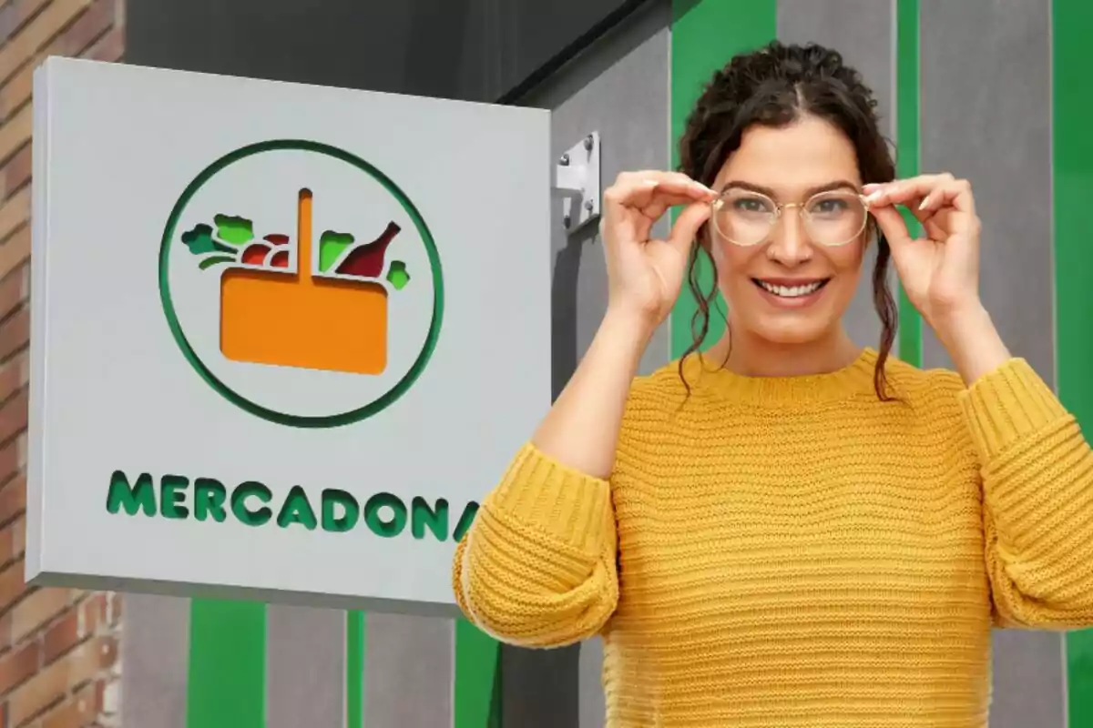 Mujer sonriente con gafas y suéter amarillo frente a un letrero de Mercadona