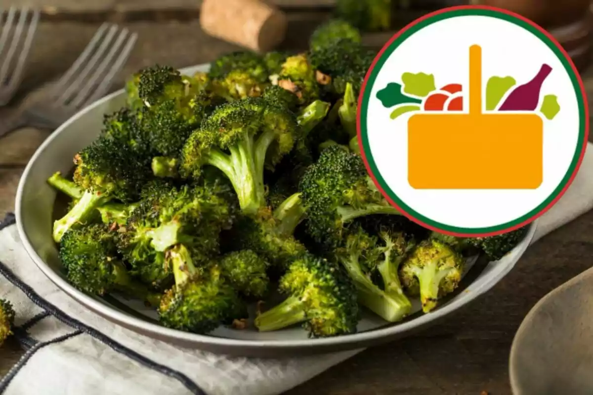 Plat de bròquil rostit servit en un plat amb una icona de cistella d’aliments a la cantonada superior dreta Plat de bròquil rostit servit en un plat amb una icona de cistella d’aliments a la cantonada superior dreta