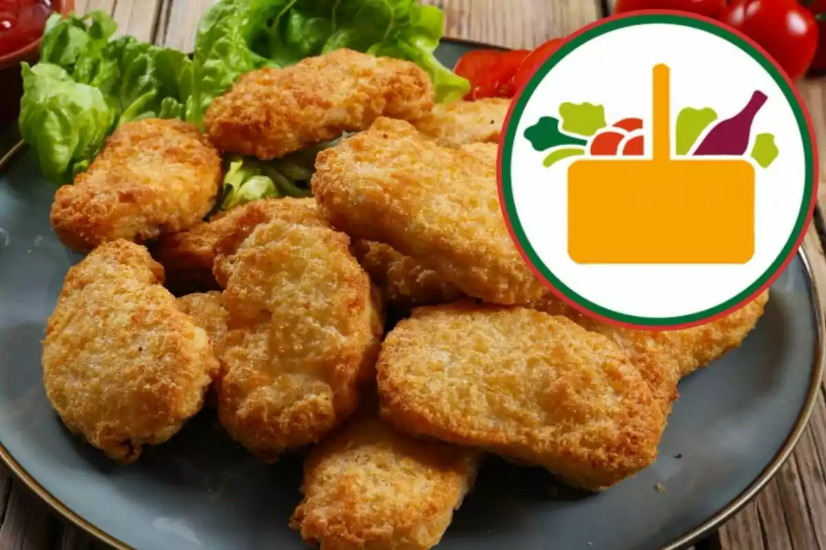 Nuggets arrebossats servits en un plat gris amb fulles d’enciam i una icona de cistella de supermercat a la cantonada superior dreta Nuggets arrebossats servits en un plat gris amb fulles d’enciam i una icona de cistella de supermercat a la cantonada superior dreta