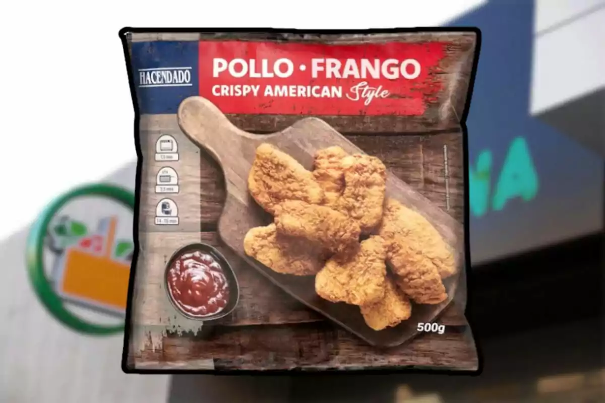 Bossa de pollastre arrebossat estil americà de la marca Hacendado sobre un fons desenfocat de supermercat Bossa de pollastre arrebossat estil americà de la marca Hacendado sobre un fons desenfocat de supermercat