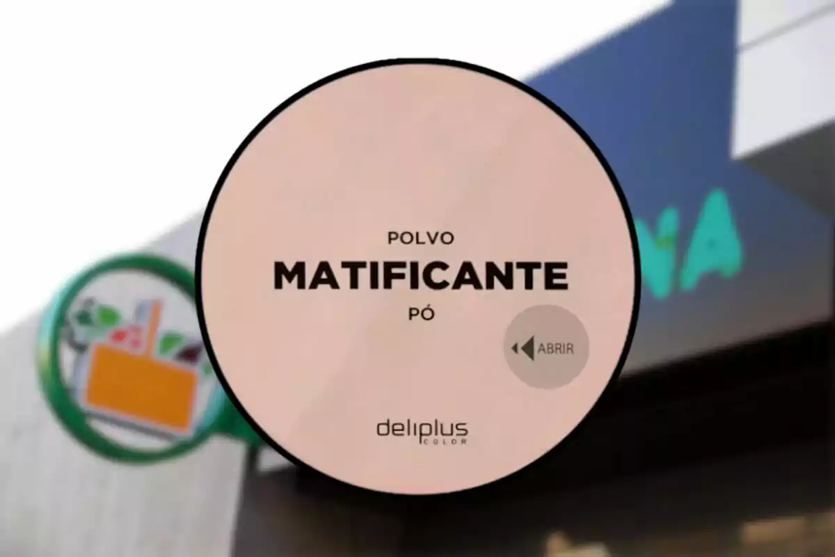 Envase redondo de polvo matificante Deliplus color con fondo de supermercado desenfocado Envase redondo de polvo matificante Deliplus color con fondo de supermercado desenfocado