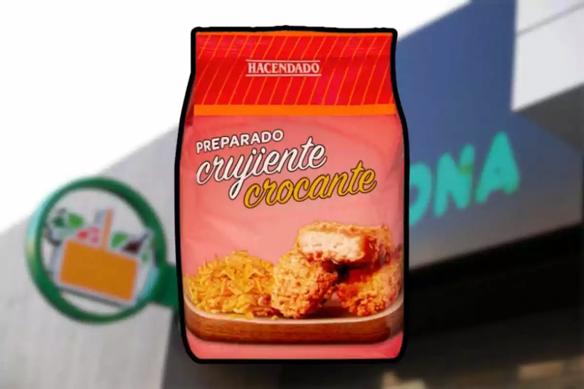 Bossa de preparat cruixent de la marca Hacendado davant d’un supermercat Mercadona desenfocat. Bossa de preparat cruixent de la marca Hacendado davant d’un supermercat Mercadona desenfocat.