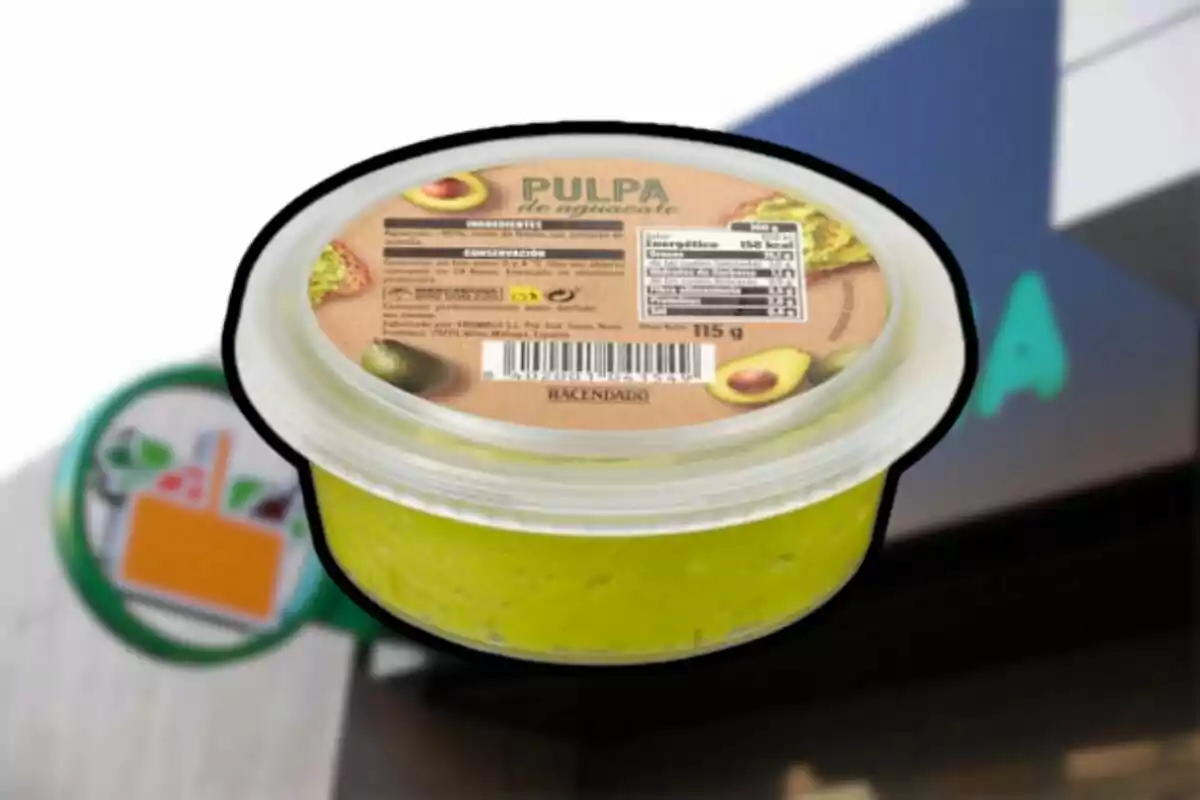 Envàs de polpa d’alvocat de la marca Hacendado davant d’un supermercat Envàs de polpa d’alvocat de la marca Hacendado davant d’un supermercat