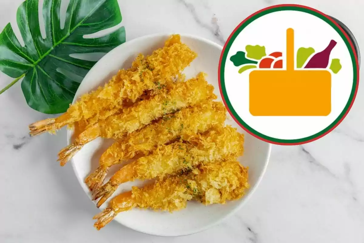 Gambes arrebossades servides en un plat blanc al costat d’una fulla decorativa i un gràfic de cistella de supermercat Gambes arrebossades servides en un plat blanc al costat d’una fulla decorativa i un gràfic de cistella de supermercat